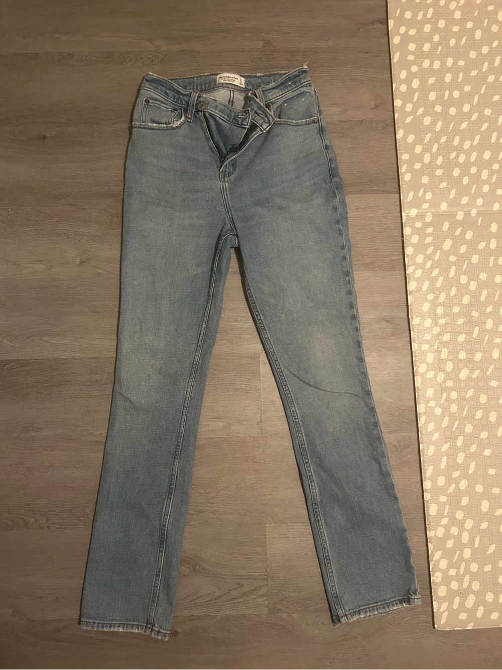 Abercrombie and Fitch crossed button